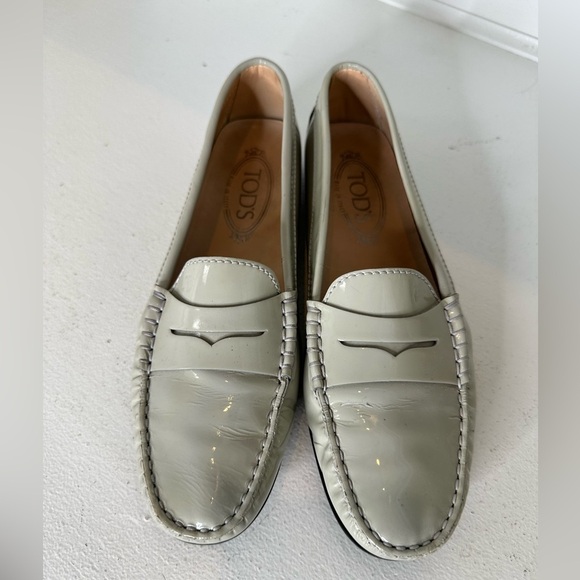 Tod’s Classic Women’s Patent Leather Penny Loafers – Beige – Size 38 (US 8) - Picture 3 of 9